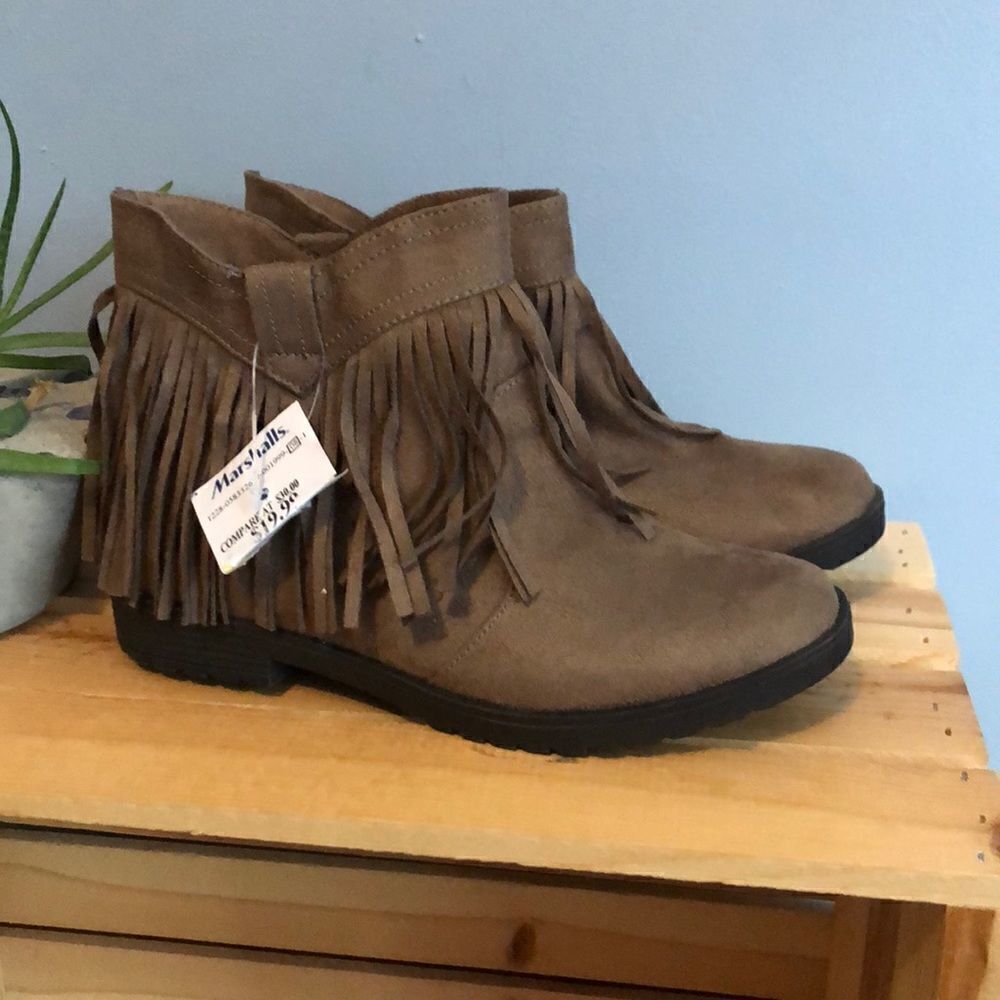 Kids Sz 5 Slip on boot with frill
